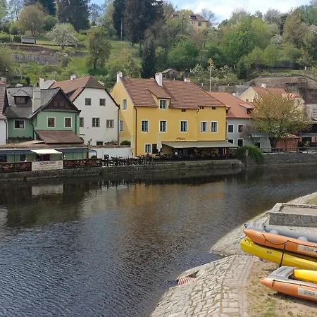 Vltava Port Riverside Restaurant-cafe-pension ゲストハウス
