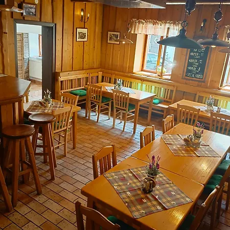 Vltava Port Riverside Restaurant-cafe-pension ゲストハウス 3*