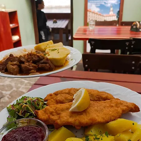 Vltava Port Riverside Restaurant-cafe-pension チェスキー クルムロフ