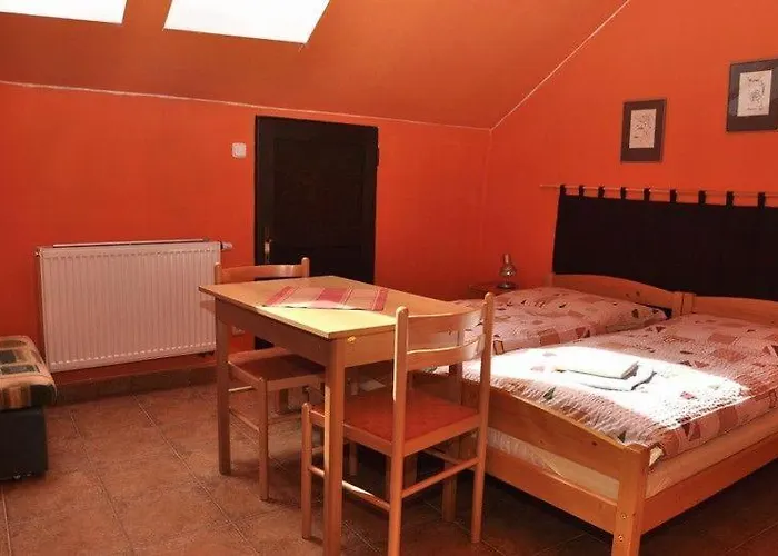 Guest house Vltava Port Riverside Restaurant-cafe-pension